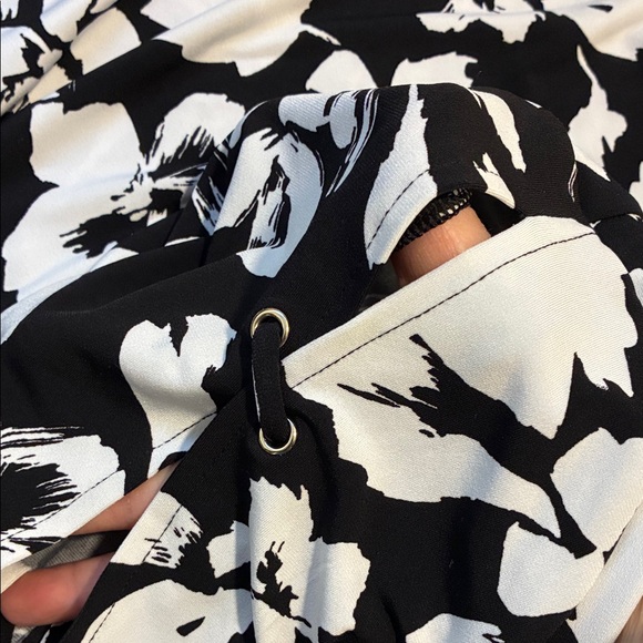 White House Black Market Black and White Floral Tunic - Picture 7 of 8